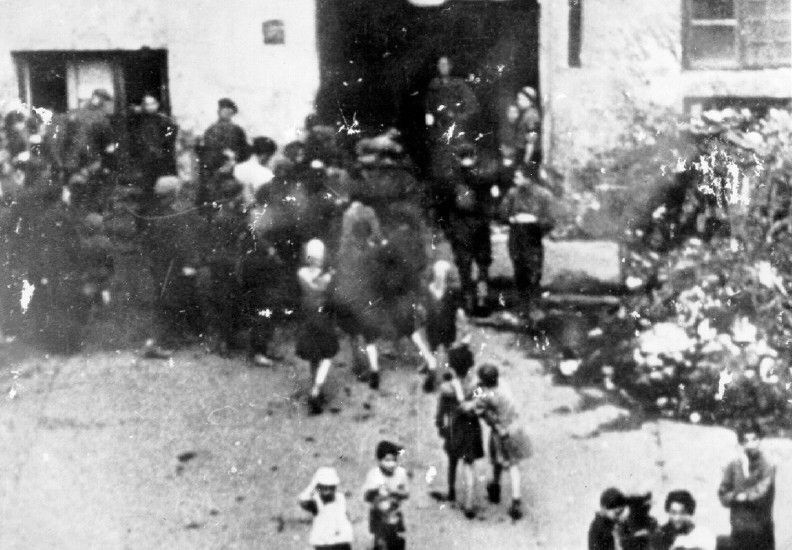 Food lines in the Warsaw ghetto